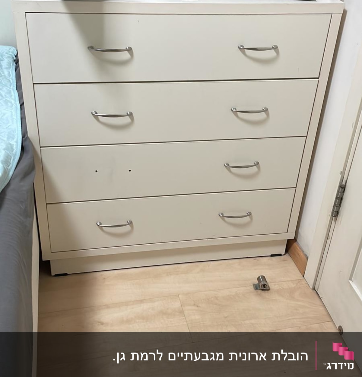 מדפסת תלת מימד על שידה לבנה עם מגירות